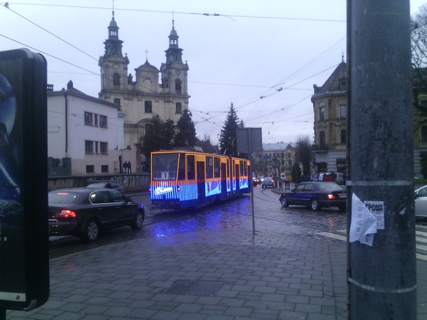 На вулиці Львова виїхав трамвай зі святковою ілюмінацією - фото 3