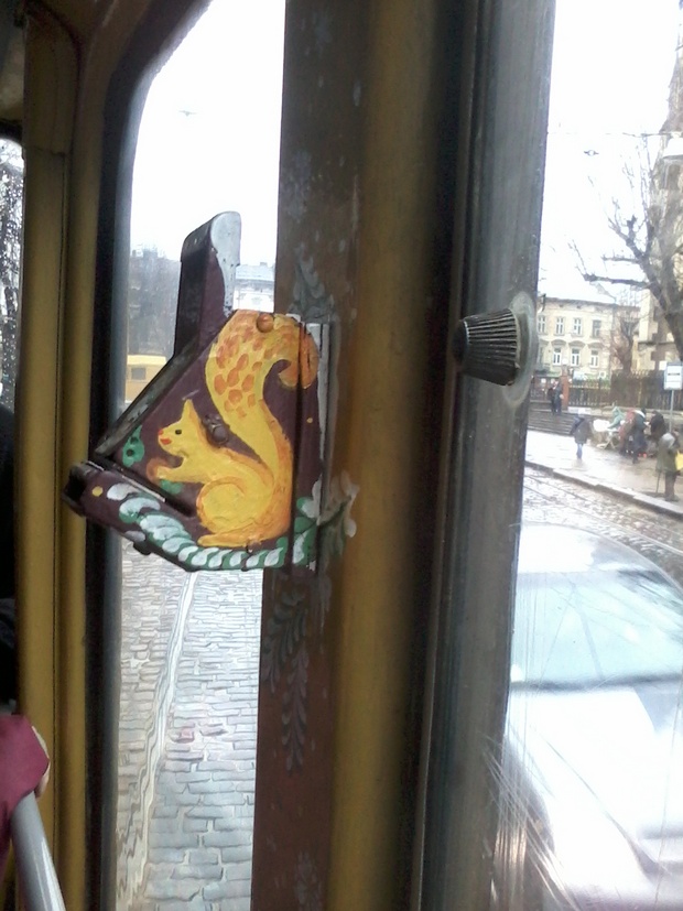 На вулиці Львова виїхав трамвай зі святковою ілюмінацією - фото 4