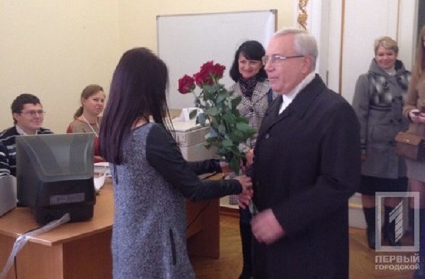 У Кривому Розі члени ДВК зустрічали Вілкула-старшого з квітами - фото 1