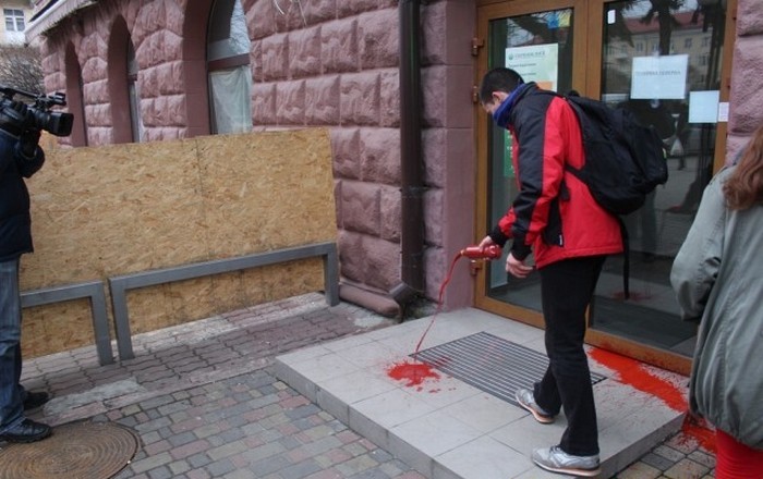 У Луцьку російський банк залили кров'ю - фото 2