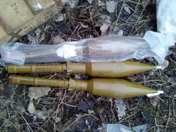 В Авдіївці знайдено величезний схрон зброї, яку викрали при захоплення відділу міліції (ФОТО) - фото 4