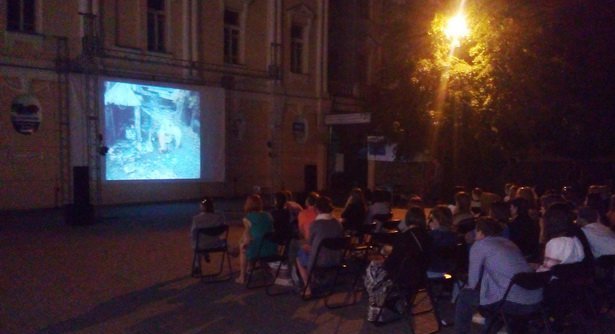 У Вінниці на Європейській площі простонеба влаштували кінопоказ Параджанова - фото 1