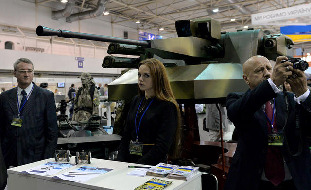 Як Турчинов відкрив XII Міжнародну виставку зброї (ФОТОРЕПОРТАЖ) - фото 11
