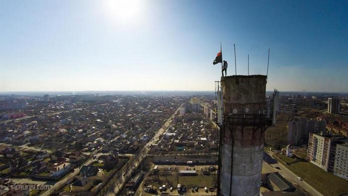 З'явилося неймовірне фото рівненського руфера з бандерівським прапором - фото 1