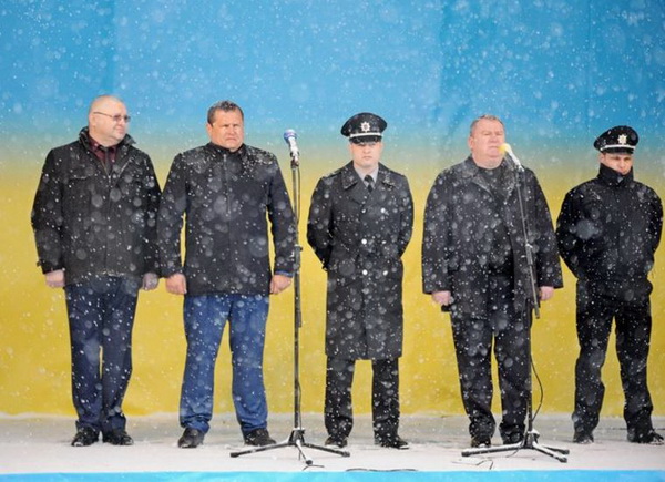 На запуск дніпропетровської поліції приїхав "чотирирукий" начальник - фото 1