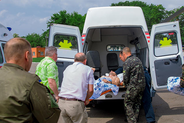 Як трьох поранених бійців Нацгвардії евакуювали із зони АТО (ФОТО) - фото 1