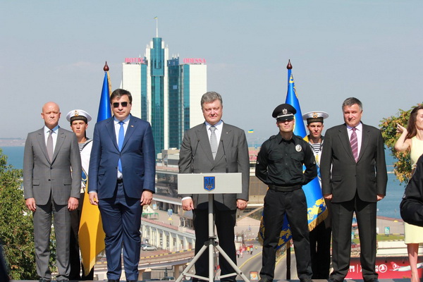 Саакашвілі у Дніпропетровську знов вразив "анти-дрес-кодом" - фото 3