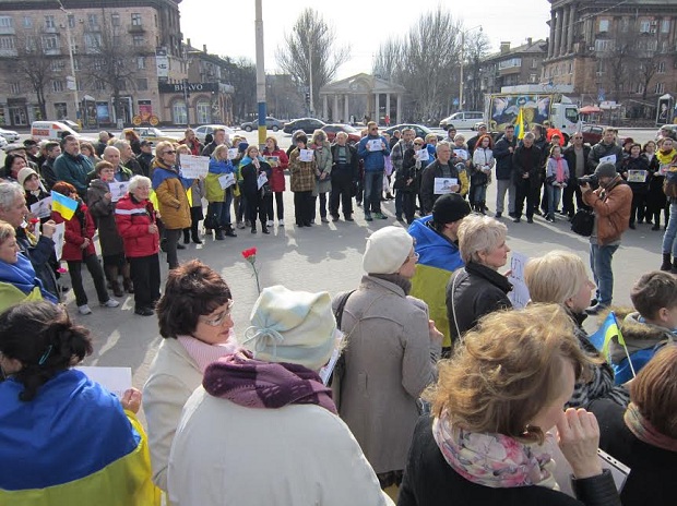 Центром Запоріжжя пройшла хода на підтримку української льотчиці - фото 8