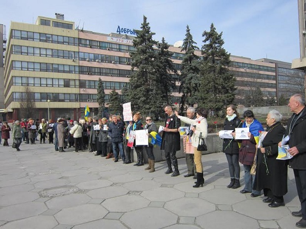 Центром Запоріжжя пройшла хода на підтримку української льотчиці - фото 1