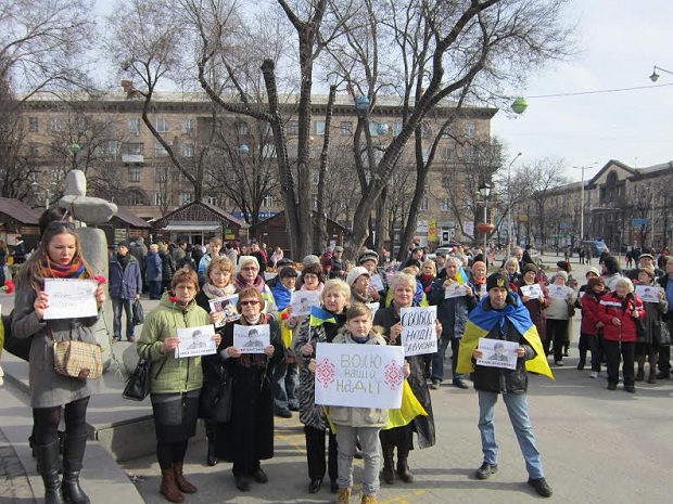 Центром Запоріжжя пройшла хода на підтримку української льотчиці - фото 6