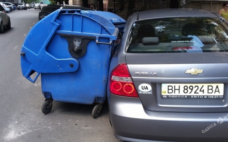 В Одесі автохама заблокували сміттєвими контейнерами - фото 2