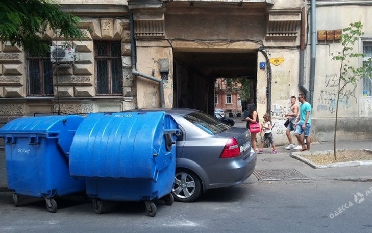 В Одесі автохама заблокували сміттєвими контейнерами - фото 1