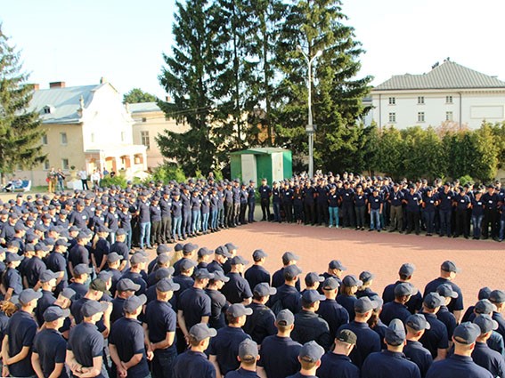 Новій поліції у Львові вручили свідоцтва про завершення навчання - фото 1