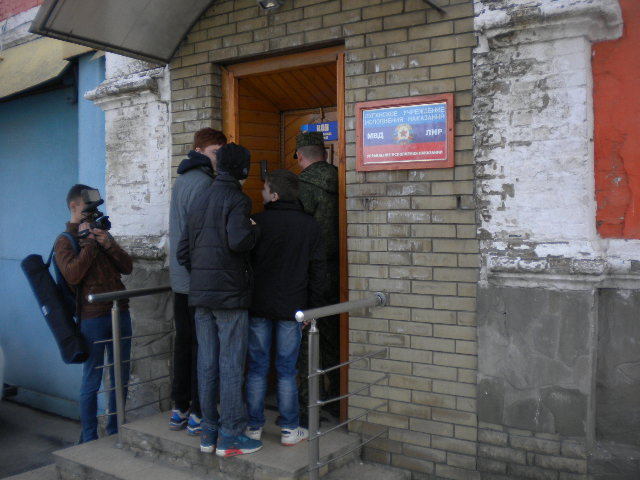 В окупованому Луганську дітей "виховують" екскурсіями до в`язниці (ФОТО) - фото 2