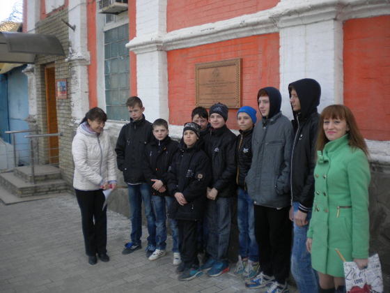 В окупованому Луганську дітей "виховують" екскурсіями до в`язниці (ФОТО) - фото 3