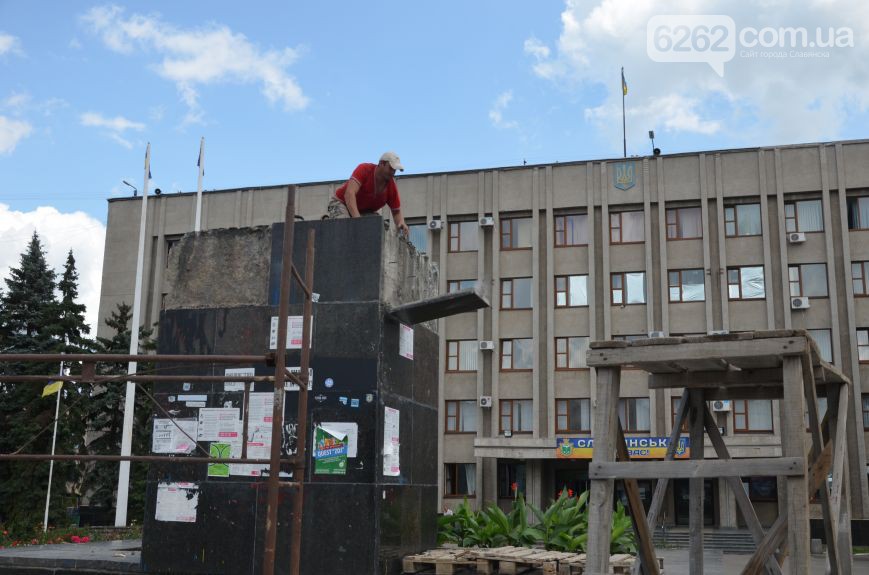 У Слов'янську розібрали постамент з-під Леніна (ФОТО) - фото 5