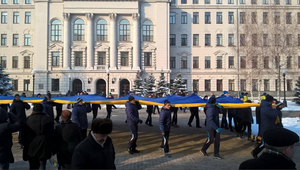 У Дніпропетровську розгорнули величезний прапор України - фото 2