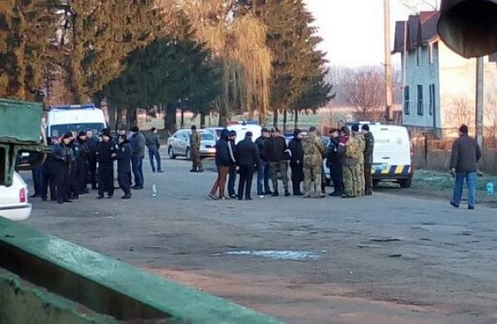 На Львівський спиртзавод увірвалися 150 молодчиків і нищать майно - фото 1