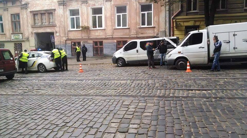 У Львові спринтер догнав автомобіль поліції - фото 1