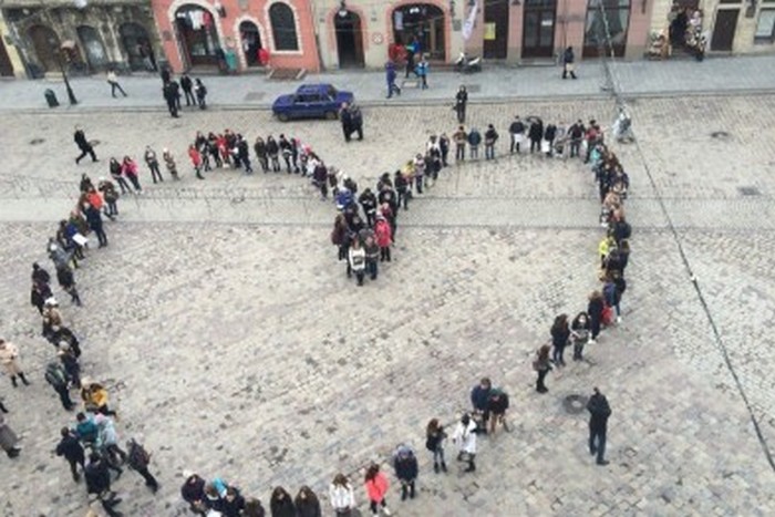Львівські школярки виклали своїми тілами величезне серце - фото 1