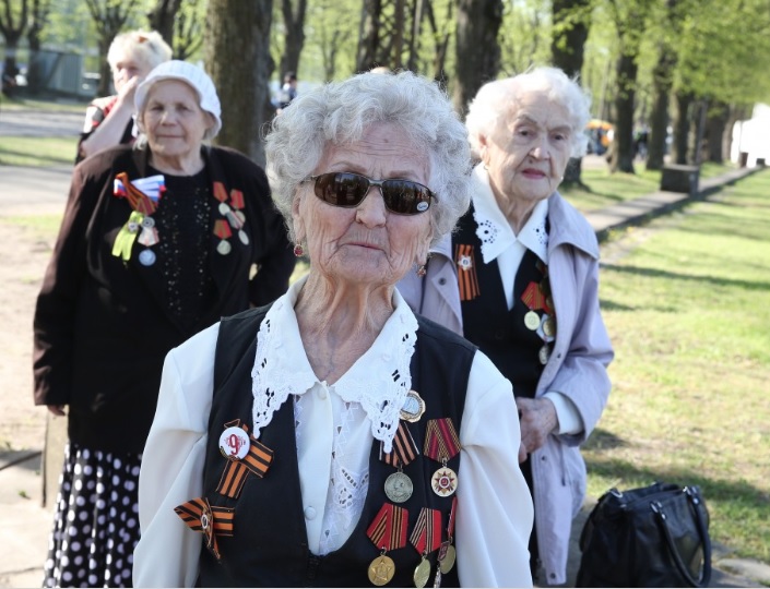 На заходи до Дня Перемоги в Латвії прийшли люди з георгіївськими стрічками - фото 3