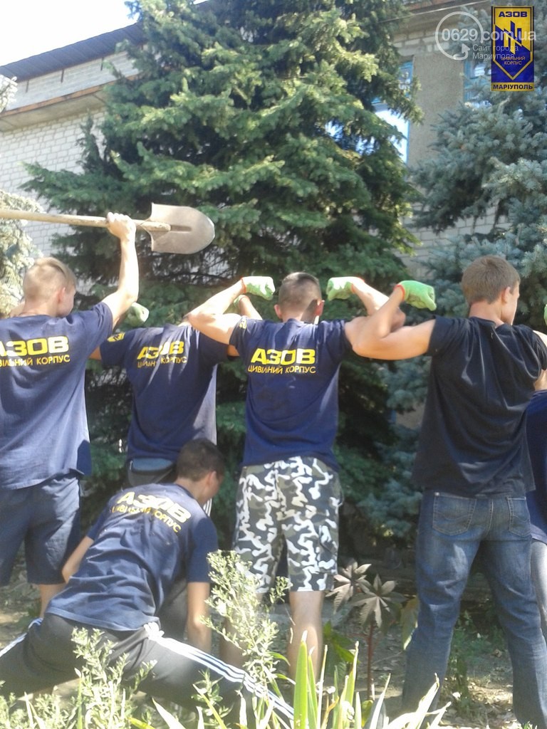 Як "Азов" допомагав відновлювати зруйновану обстрілами Сартану (ФОТО) - фото 2