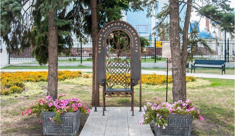 В центрі Луганська встановили "стілець фінансового благополуччя" - фото 1