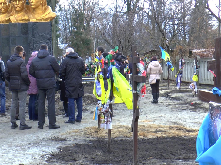 В Сумах на місці захоронення героїв АТО застосували важку техніку для встановлення меморіалу - фото 2