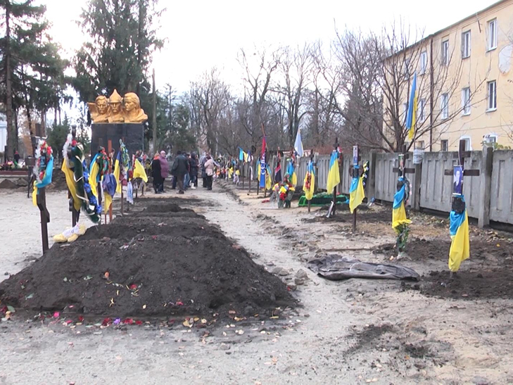 В Сумах на місці захоронення героїв АТО застосували важку техніку для встановлення меморіалу - фото 1