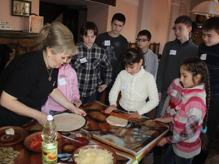Сумські діти бійців АТО разом готували та їли піцу та подарунки бійцям на передовій - фото 1