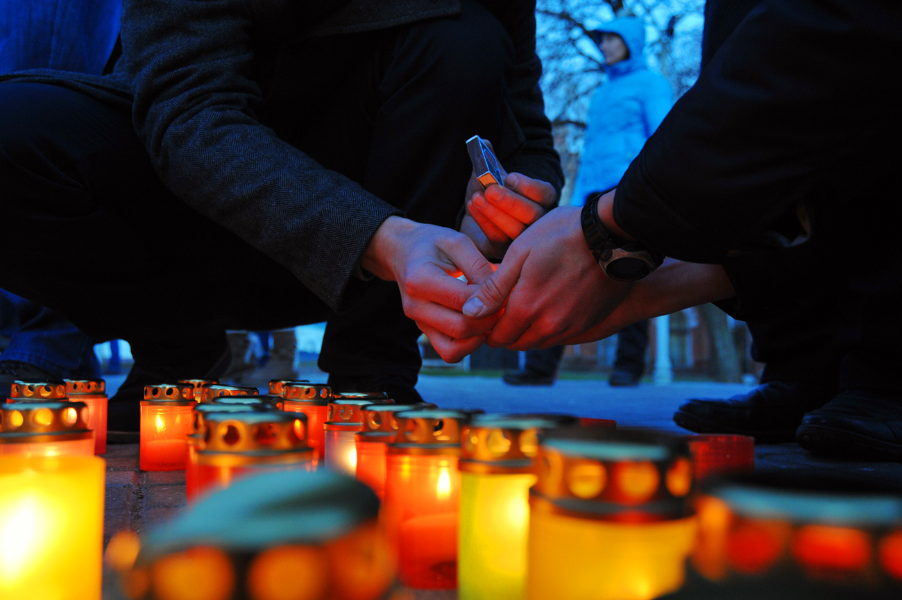Сумчани запаленими свічками та молитвою вшанували жертв голодоморів - фото 2