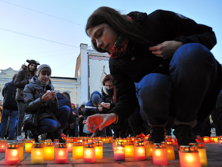 Сумчани запаленими свічками та молитвою вшанували жертв голодоморів - фото 5