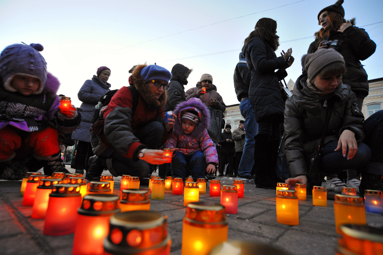 Сумчани запаленими свічками та молитвою вшанували жертв голодоморів - фото 4
