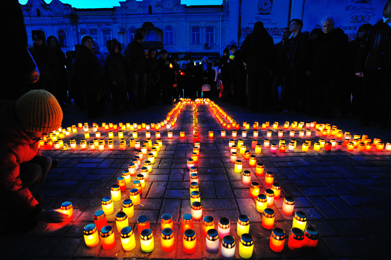 Сумчани запаленими свічками та молитвою вшанували жертв голодоморів - фото 3
