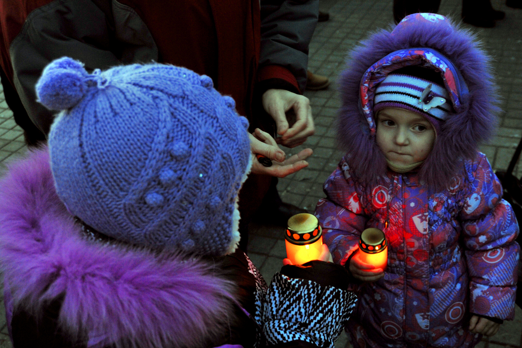 Сумчани запаленими свічками та молитвою вшанували жертв голодоморів - фото 1