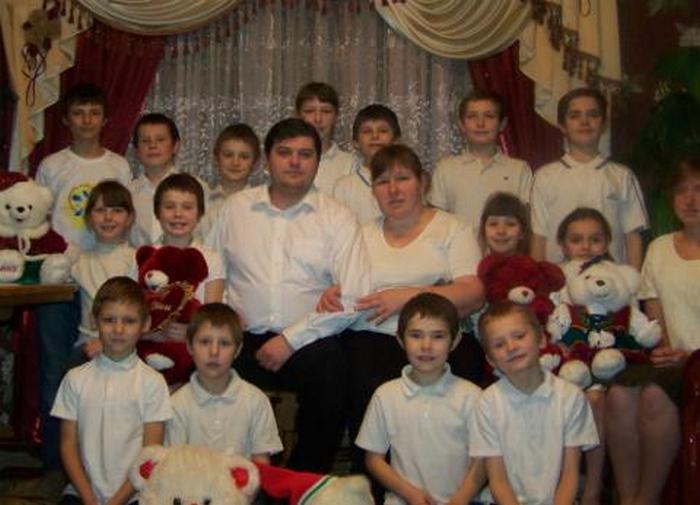 У Рівному найбільша в Україні родина виховує 19 дітей - фото 1