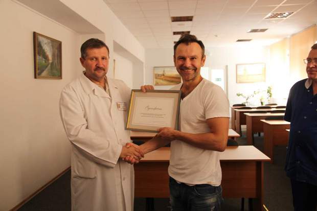 Вакарчук передав сертифікат на унікальний апарат для військового шпиталю - фото 1