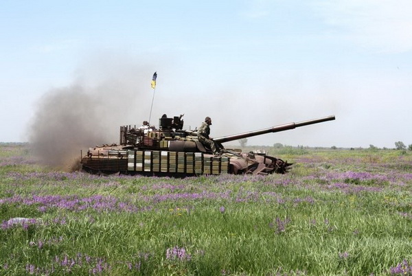 На дніпропетровському полігоні танкісти "пристрілювались" і злагоджували екіпажі (ФОТО) - фото 1