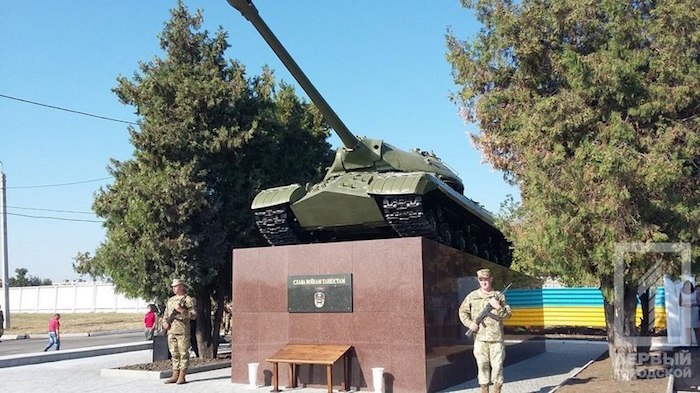 У Кривому Розі в монументі танкістам увічнили радянських командирів - фото 1