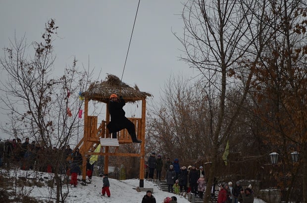 На Різдво у Запоріжжі урочисто відкрили “козацький тролей“ – мотузяний пристрій для переміщення над землею  - фото 4