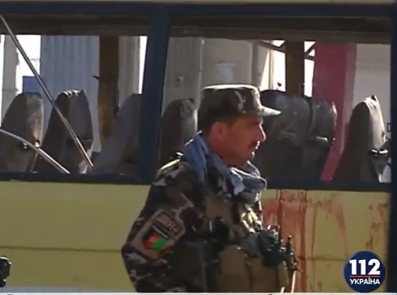У Кабулі смертник підірвав автобус з чиновниками, 14 загиблих - фото 1