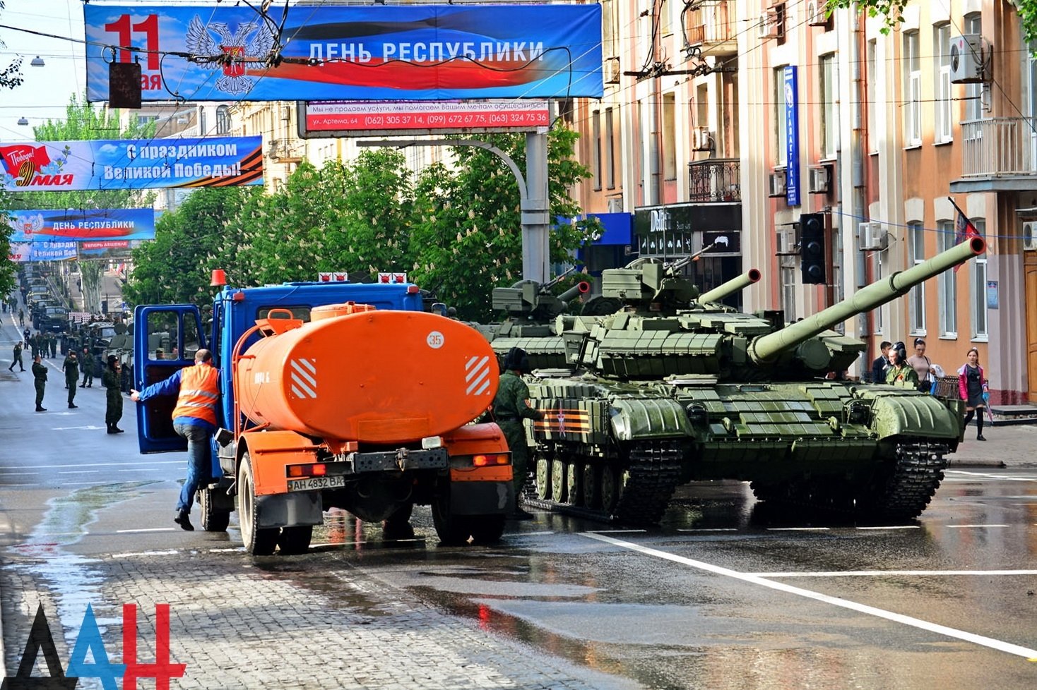 Натовп, танки і "Гради", Моторола в орденах: Окупований Донецьк відзначає 9 травня (ФОТО) - фото 1