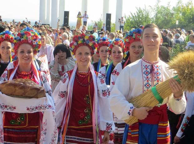 Полтава вишивана: Як тисячі жителів міста молилися за мир в Україні - фото 12