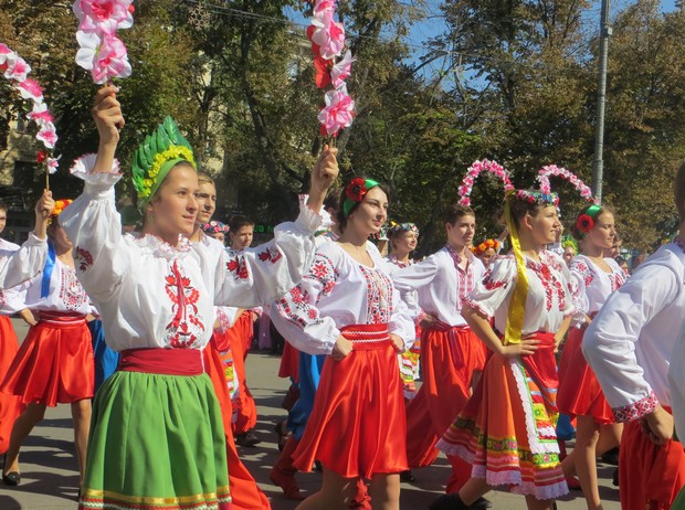 У Полтаві відбувся парад "Полтава вишивана" - фото 2
