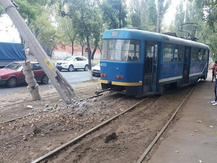 В Одесі трамвай зійшов з рейок і зніс опору - фото 1