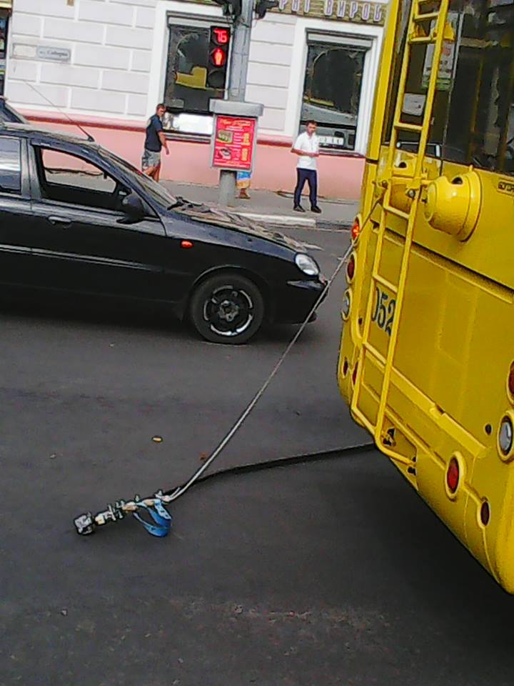 Новенький тролейбус у Сумах "відкинув роги"  - фото 3