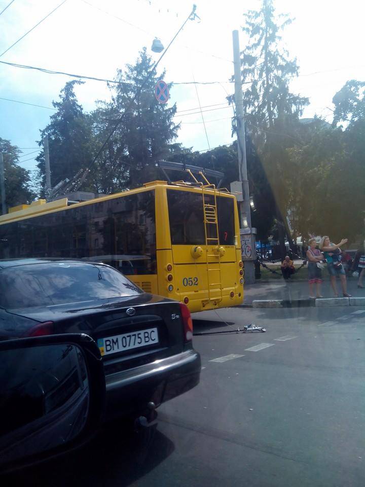 Новенький тролейбус у Сумах "відкинув роги"  - фото 4
