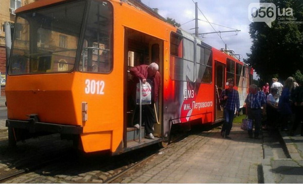 У центрі Дніпра трамвай з пасажирами зійшов з рейок - фото 2