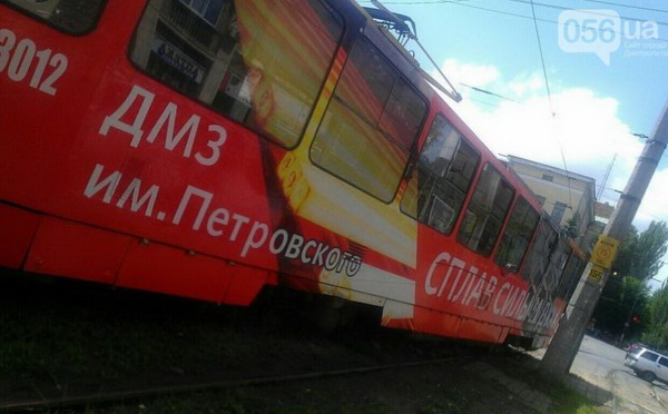 У центрі Дніпра трамвай з пасажирами зійшов з рейок - фото 1
