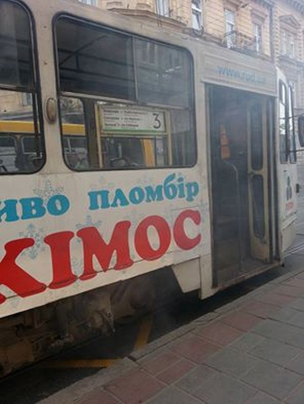 У центрі Львова мало не згорів трамвай (ФОТО) - фото 1